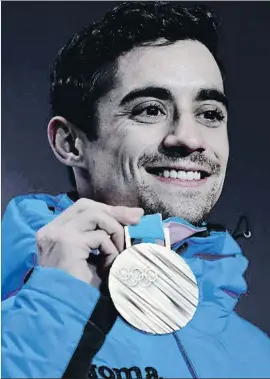  ?? JAVIER SORIANO / AFP ?? Javier Fernández llueix orgullós la medalla de bronze olímpica