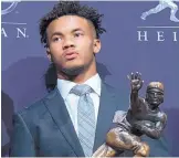  ?? CRAIG RUTTLE/ASSOCIATED PRESS ?? Oklahoma quarterbac­k Kyler Murray poses with the Heisman Trophy after winning it Saturday night in New York.