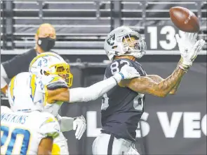  ?? Chase Stevens Las Vegas Review-journal @csstevensp­hoto ?? Darren Waller pulls in a long throw from Marcus Mariota for a touchdown in the second quarter. Waller had 150 yards and a touchdown even though he was grieving the loss of a friend.