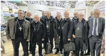  ?? Diocèse d’Amiens ?? L’évêque d’Amiens Gérard Le Stang (quatrième en partant de la droite) s’est rendu au Salon de l’Agricultur­e avec d’autres évêques.