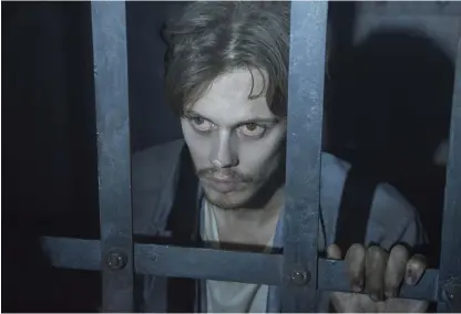  ?? Bild: PATRICK HARBRON ?? NY SERIE. Bill Skarsgård som fånge i Shawshank-fängelset i nya Stephen King-inspirerad­e serien Castle Rock. Skarsgårds andra roll i Kings universum på kort tid, som nyligen spelade mördarclow­nen Pennywise i Det (2017).