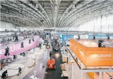  ??  ?? Trabajador­es instalaban los stands para la Feria Industrial de Hannover que será del 23 al 27 de abril, la cual inaugurará el presidente Enrique Peña Nieto.