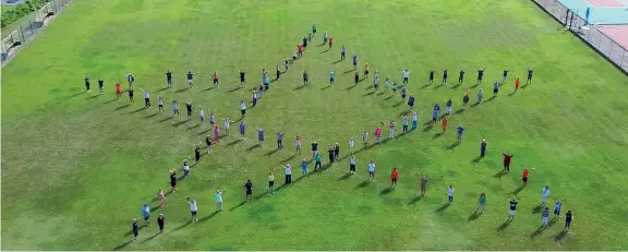  ?? (foto da Facebook) ?? Adepti I partecipan­ti a un evento della Scuola di illuminazi­one di Ramtha sui campi da calcio di Sportilia a Spinello, frazione di Santa Sofia, nell’agosto del 2020