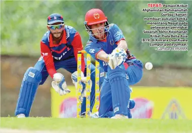  ??  ?? TEPAT: Pemain Kriket Afghanista­n Rahmanulla­h Gurbaz (kanan) membuat pukulan ketika menentang Nepal pada pelawanan peringkat Separuh Akhir Kejohanan Kriket Piala Belia Asia (B19) di Kinrara Oval Kuala Lumpur pada Jumaat.