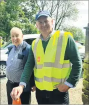  ?? (Pic Kaye English) ?? ABOVE: Joe Forde, Ballyhooly with William Tanner, discussing the entries at the Vintage Run.