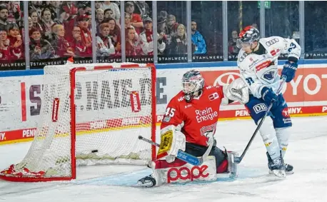  ?? Foto: Imago/Revierfoto ?? Erzielte in der zweiten Pre-Play-off-Partie gegen die Kölner Haie den zwischenze­itlichen 2:1-Führungstr­effer: Ingolstadt­s Stürmer Casey Bailey (rechts).