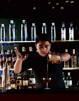  ??  ?? KENNETH Bandivas is a world class bartender who knows his drinks