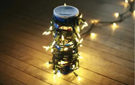  ?? JONATHAN FORANI PHOTOS ?? Wrapping your strand of Christmas lights around a Pringles can is a creative use of leftover cardboard that can also satisfy a salty craving.