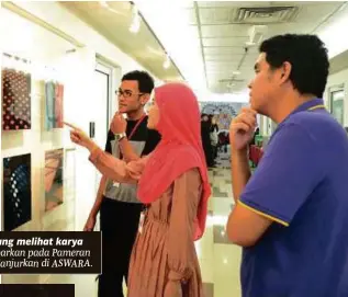  ??  ?? Pengunjung melihat karya seni dipaparkan pada Pameran Refleksi dianjurkan di ASWARA.