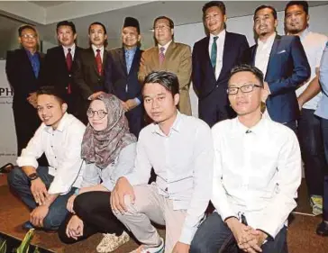  ?? [ FOTO NIK HARIFF NIK HASSAN / BH ] ?? Izelan (empat dari kiri) dan Kamalul Arifin (lima dari kiri) serta wakil PHB bersama empat daripada 26 pelajar (depan) penerima bantuan pada sidang media program Langit Terang di ibu negara, baru-baru ini.