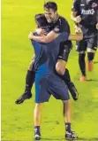  ?? FOTO: WOLF ?? Andreas Kalteis sprang seinem Trainer nach dem Pokalsieg des TSV Berg in die Arme.