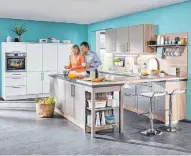  ?? FOTOS: DJD/KÜCHEN QUELLE GMBH ?? Der Küchenbera­ter macht beispielsw­eise bei der Stellform der Küche Vorschläge, die zum Raum und zu den Lichtverhä­ltnissen passen.