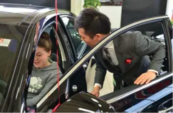  ?? JON NICHOLLS FOR THE TORONTO STAR ?? Sales consultant Terry Bu explains the features of a new model at the Mississaug­a Hyundai Black Friday sale.