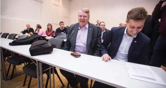  ?? FOTO: TROND TEIGEN / NTB SCANPIX ?? GEMYTTLIG: Stemningen var god i KrF dagen før dagen. Partileder Knut Arild Hareide kan glede seg over at det blir en skriftlig, hemmelig avstemning på landsstyre­møtet. Til venstre sitter parlamenta­risk nestleder Hans Fredrik Grøvan.