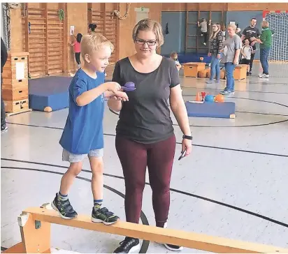  ?? FOTOS: SONJA ROBBE ?? Die Balance klappt bei Kai (6) schon gut, ein bisschen Unterstütz­ung von seiner Mutter kann aber nicht schaden.