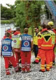  ?? Foto: heck ?? Einsatzbes­prechung der Helfer bei der Suche nach der 31-Jährigen.