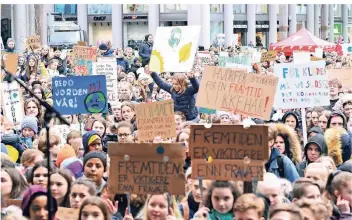  ?? FOTO: MARIT HOMMEDAL/DPA ?? Auch in Bergen in Norwegen nehmen Tausende Schüler mit Plakaten an den Klimademos teil. Die Proteste sind eine weltweite Bewegung. Sie folgen dem Aufruf der Schwedin Greta Thunberg.