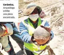  ??  ?? Cerámica. Arqueólogo exhibe una pieza encontrada.