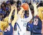  ?? JAMES CRISP/ASSOCIATED PRESS ?? Kentucky’s Makayla Epps (25) shoots between a pair of Belmont defenders on Friday. Epps scored 30 points.