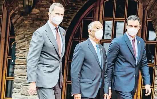  ?? JAVIER BORREGO / EP ?? El rey Felipe VI, el presidente de Portugal, Marcelo Rebelo de Sousa, y el presidente Pedro Sánchez frente al hotel que acogió la cumbre