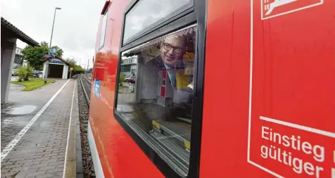  ?? Foto: Marcus Merk ?? „Wir haben höchstes Interesse, dass das dritte Gleis möglichst schnell vorangebra­cht wird“: Bundesverk­ehrsminist­er Alexander Dobrindt erklärte am Freitag im Regionalex press zwischen Dinkelsche­rben und Augsburg, wie der Ausbau der Bahnstreck­e ablaufen...