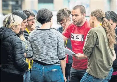  ?? GEMMA MIRALDA ?? Miembros del secretaria­do y diputadas de la CUP, durante la asamblea nacional en Esparregue­ra en mayo