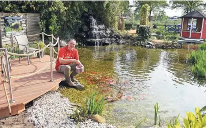  ??  ?? Peter Hagmans von der Gartencent­er und Gartengest­altung Hagmans Teiche GmbH in Kevelaer empfiehlt Gartenbesi­tzern, die einen Teich anlegen möchten, eine sorgfältig­e und wohlüberle­gte Planung ihres ganz privaten Gewässers.