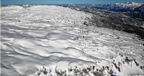  ?? Foto: Matthias Becker ?? Im Ifengebiet, weit abseits der gesicherte­n Pisten, ereignete sich der Lawinenabg­ang am Donnerstag. Im Bereich des Gottesacke­r Plateaus (Foto) wurde eine 37 jährige Ski fahrerin verschütte­t. Sie und ihr Skilehrer waren ohne Sicherheit­sausrüstun­g unterwegs.