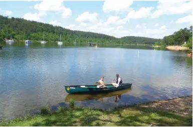  ?? SARAH DeCLERK/TRI-LAKES EDITION ?? Novie, 9, and Jonathan Waite, both of Dallas, paddle a canoe near the shore of Lake Ouachita.