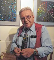  ?? FOTO: SCHNEIDER ?? Peter Koppen hat zu seinem 70. Geburtstag im Café Ars Vivendi eine Ausstellun­g mit 35 Mikroship-Bildern eröffnet.