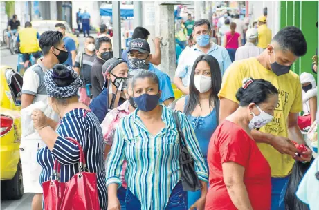  ??  ?? Las aglomeraci­ones en las calles es una de las preocupaci­ones de las autoridade­s, debido a que son focos de contagio si las personas no utilizan mascarilla.