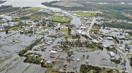  ?? STEVE HELBER/AP ?? El lento paso de la ahora tormenta tropical, en una extensión de 480 km, generará anegacione­s y desbordes de ríos.