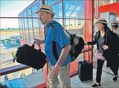  ?? YAMIL LAGE / AFP ?? Primer vuelo Miami-La Habana en 50 años. Pasajeros de American Airlines llegando ayer al aeropuerto José Martí, en el primer vuelo comercial entre Miami y La Habana en 50 años