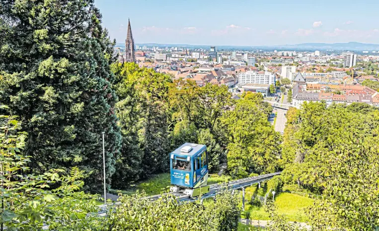  ?? FOTO: SPIEGELHAL­TER/FWTM/DPA ?? Automatisi­erter Schrägaufz­ug:
Die Schlossber­gbahn fährt ab Stadtzentr­um auf den Schlossber­g, wo ein Panorama aus Schwarzwal­d, Freiburger Osten und der Altstadt wartet.