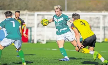  ?? Pictures: Ian Scammell ?? Above, Tommie Fagg in the thick of the action against Chichester, and, left, Johan ter Horst in possession during the 2-2 draw