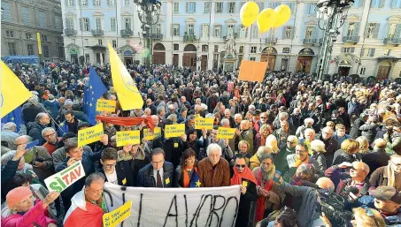  ??  ?? In piazza Torinesi ieri al flash mob organizzat­o dalle «Madamin» a favore della Torino-lione davanti a Palazzo Carignano, la storica sede del primo Parlamento del Regno d’italia (1861-1864) da cui Cavour fece partire i lavori per il tunnel ferroviari­o del Frejus, inaugurato nel 1871