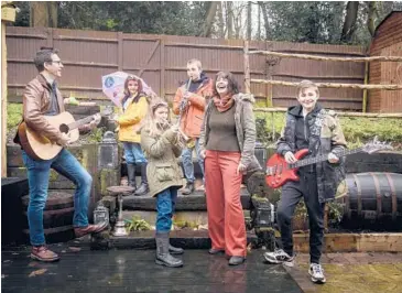  ?? MARY TURNER/THE NEW YORK TIMES ?? The Marshes, whose pandemic-themed reworkings of familiar songs have been watched by millions, are seen at their home in Faversham, England. From left: Ben; Tess, 9; Ella, 11; Thomas, 13; Danielle; and Alfie, 15.