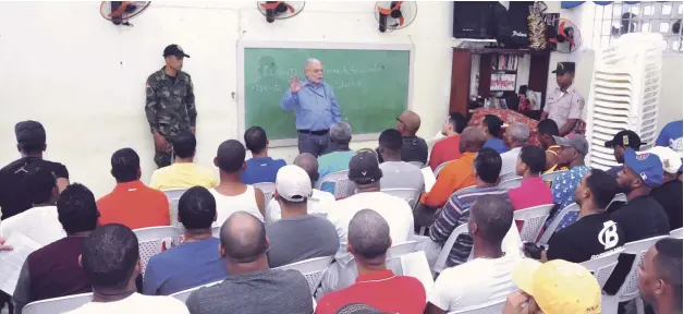  ?? ADRIANO ROSARIO/LISTÍN DIARIO ?? Taller. El terapeuta del Cenasi, Rafael Castro Sánchez, durante una charla sobre manejo de conflictos, impartida ayer en el salón multiuso de la cárcel La Victoria, con la participac­iòn de privados de libertad que están en tratamient­o sicoterapé­utico.