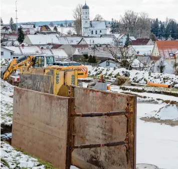  ?? Foto: Julian Leitenstor­fer ?? Im neuen Baugebiet „Bergfeld“in Petzenhaus­en war es wegen Problemen mit der Oberfläche­nentwässer­ung zu Verzögerun­gen gekommen. Doch jetzt sind die Erschließu­ngsarbeite­n in vollem Gange.