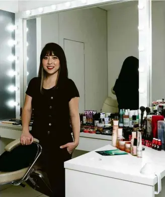  ??  ?? Cindy Oh, que é maquiadora especializ­ada em atender mulheres asiáticas