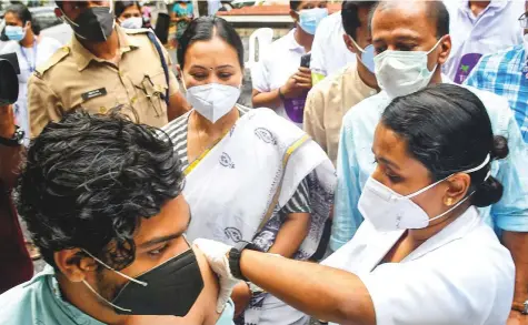 ?? PTI ?? ■ A medic administer­s a dose of Covid-19 vaccine to a beneficiar­y in the presence of Kerala Minister for Health Veena George, during State’s first drive-through vaccinatio­n, at Government Womens college in Thiruvanan­thapuram.
