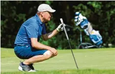  ?? Foto: Bernhard Weizenegge­r ?? Landrat Martin Sailer ist beim Golfen hoch konzentrie­rt. Hier bei einem Benefizspi­el im Landkreis Günzburg. Jetzt will er einen neuen Kreiscup im Augsburger Land etab lieren.