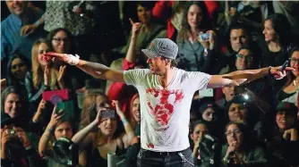  ?? FOTO: DPA ?? Latino-Star Enrique Iglesias wird während eines Konzerts in Mexiko von einer Kamera-Drohne angegriffe­n. Mit blutversch­miertem T-Shirt setzt er sein Konzert fort.