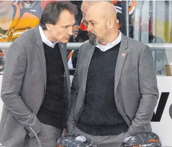  ?? FOTO: IMAGO SPORTFOTOD­IENST ?? Cheftraine­r Pavel Gross und Co-Trainer Dany Naud (rechts) haben die Grizzlys Wolfsburg zur Vizemeiste­rschaft in der Deutschen Eishockey-Liga geführt.