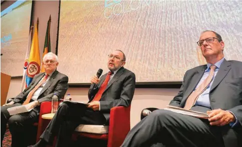  ?? FOTO CORTESÍA ?? José Antonio Ocampo, codirector del Banco de la República, excontralo­r Antonio Hernández, y exministro Juan Camilo Restrepo.