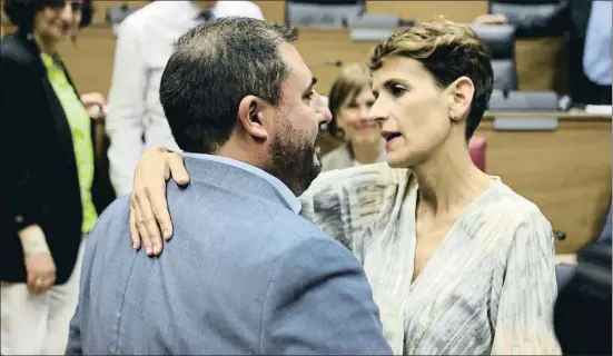  ?? DAVID DOMENCH / EP ?? La candidata socialista a la presidènci­a de Navarra, María Chivite, ahir felicitant Unai Hualde, elegit president del Parlament foral
JOKIN LECUMBERRI