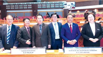  ??  ?? TIMBALAN Ketua Menteri Datuk Dr Jaujan Sambakong (dua kanan) bersama seorang lagi Timbalan Ketua Menteri Datuk Christina Liew serta anggota Kabinet lain di persidanga­n Dewan Undangan Negeri (DUN) Sabah pada Isnin.