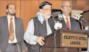  ?? LAHORE
-APP ?? Federal Minister for Privatisat­ion, Mohammedmi­an Soomro talking to media at the occasion of auction process of Federal Government Properties.