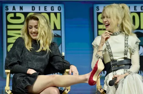  ??  ?? Amber Heard and Nicole Kidman have fun on stage as they participat­e in the Warner Bros. theatrical panel for Aquaman