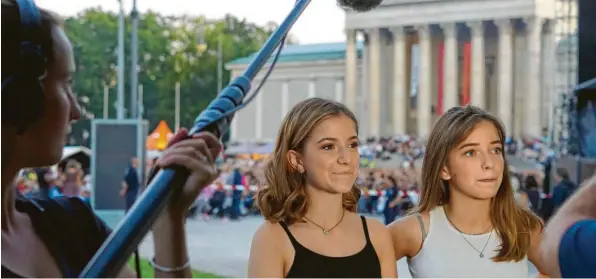  ?? Fotos: Oliver Wolff ?? Mimi (links) und Josy vor ihrem Auftritt auf dem Königsplat­z in München. Sie sangen dort sechs Lieder im Vorprogram­m von Michael Patrick Kelly.